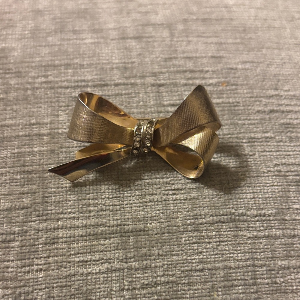 Elegant Gold-Tone Bow Brooch with Rhinestones